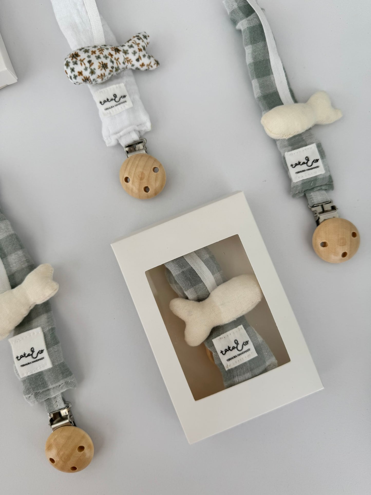 Chupetero con pececito - Verde y beige