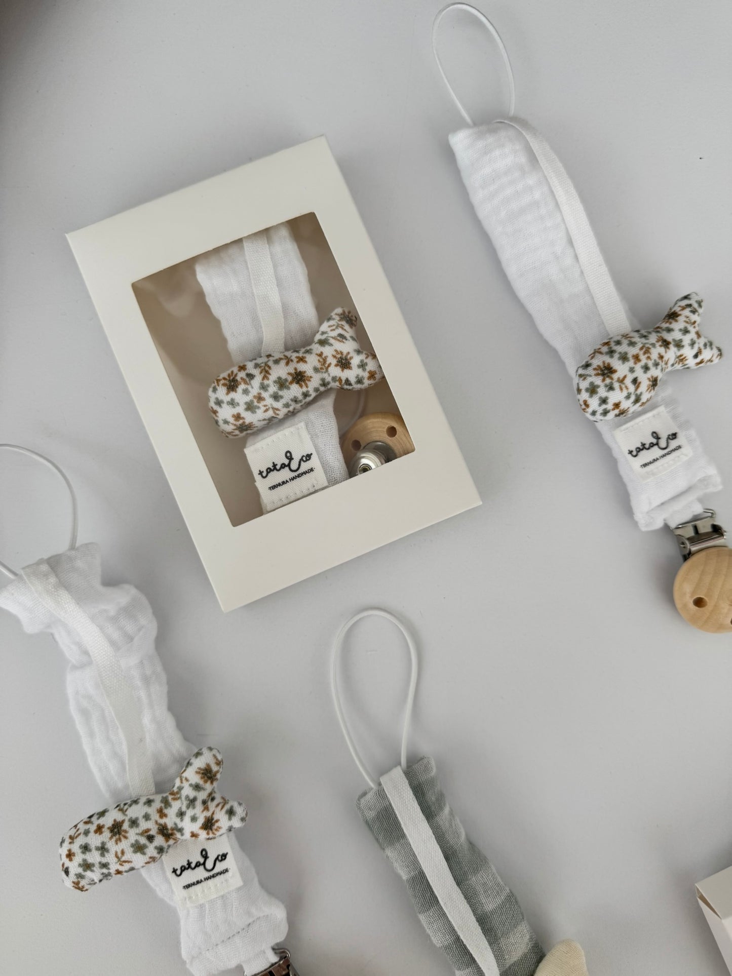 Chupetero con pececito - Blanco y flores