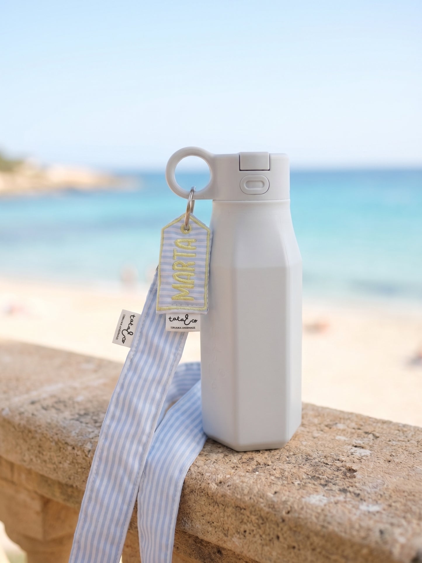 Botella de agua con llavero personalizado