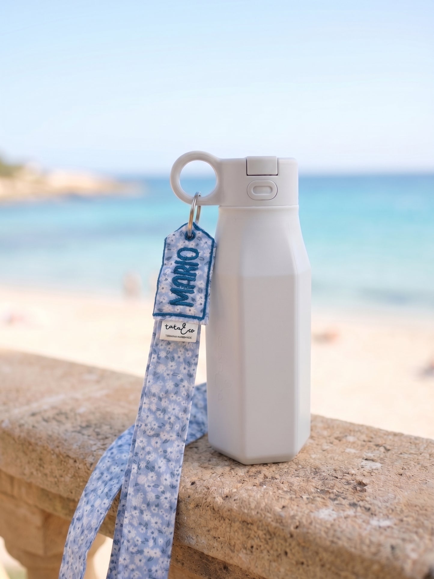 Botella de agua con llavero personalizado