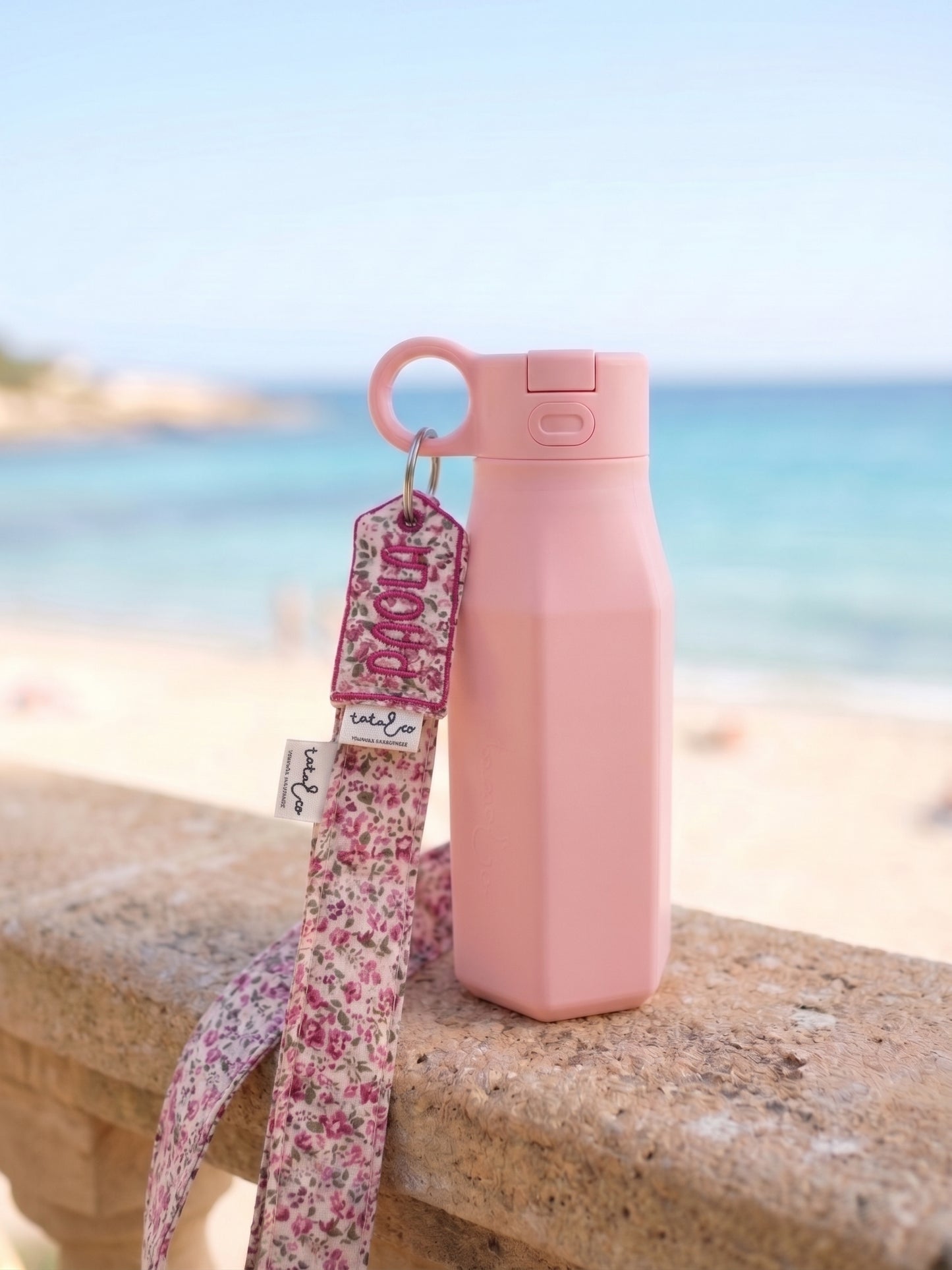 Botella de agua con llavero personalizado