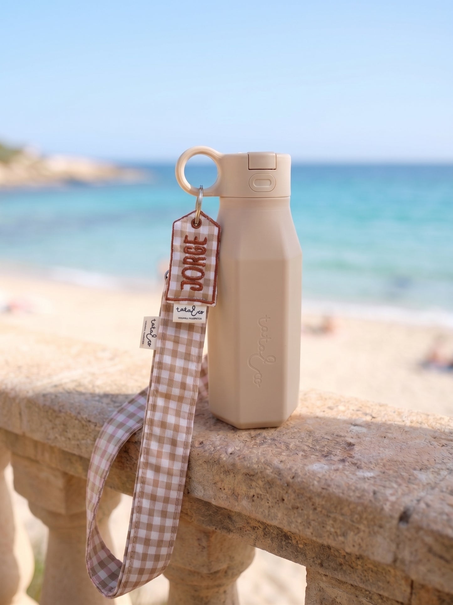 Botella de agua con llavero personalizado