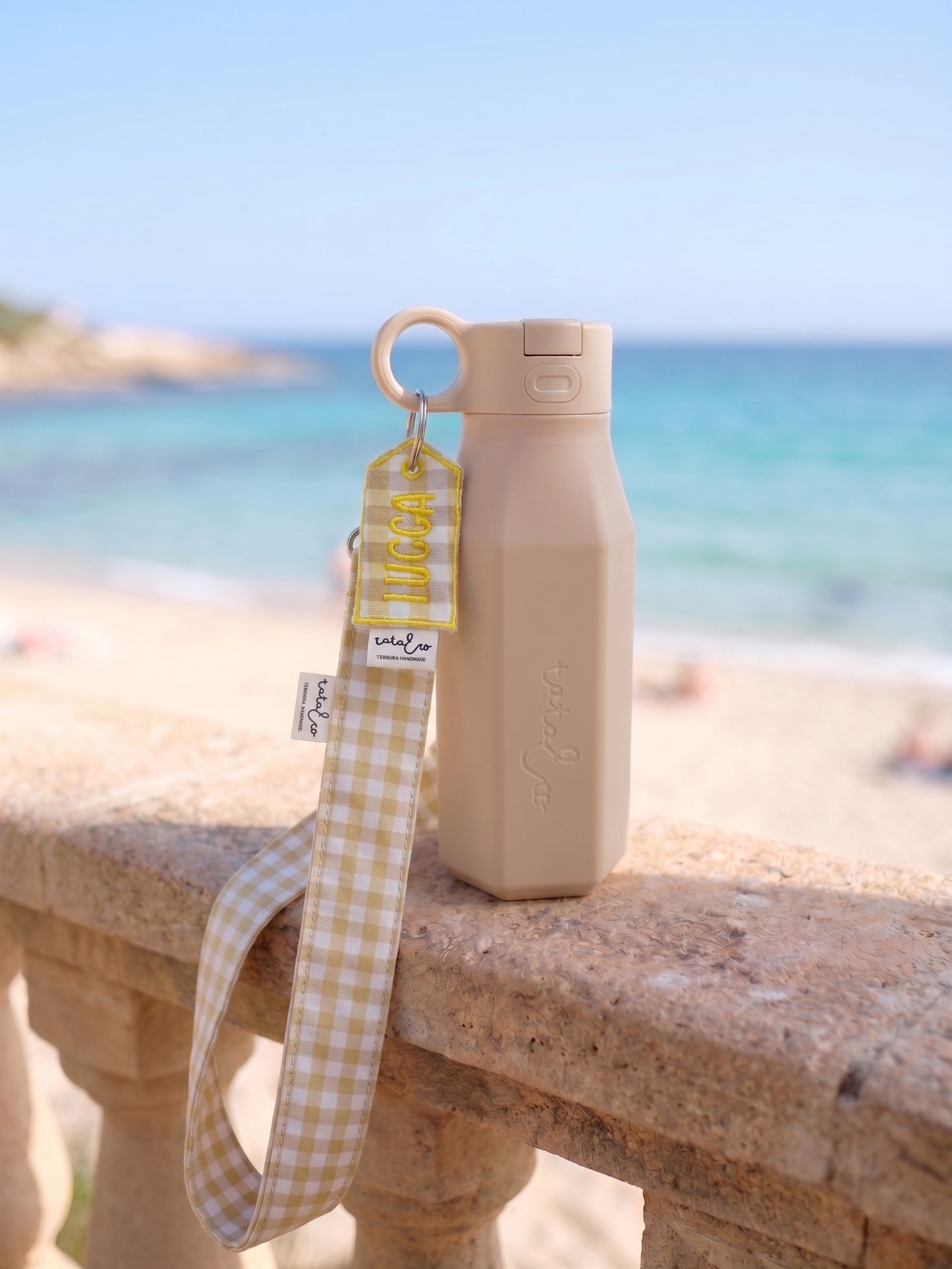 Botella de agua con llavero personalizado
