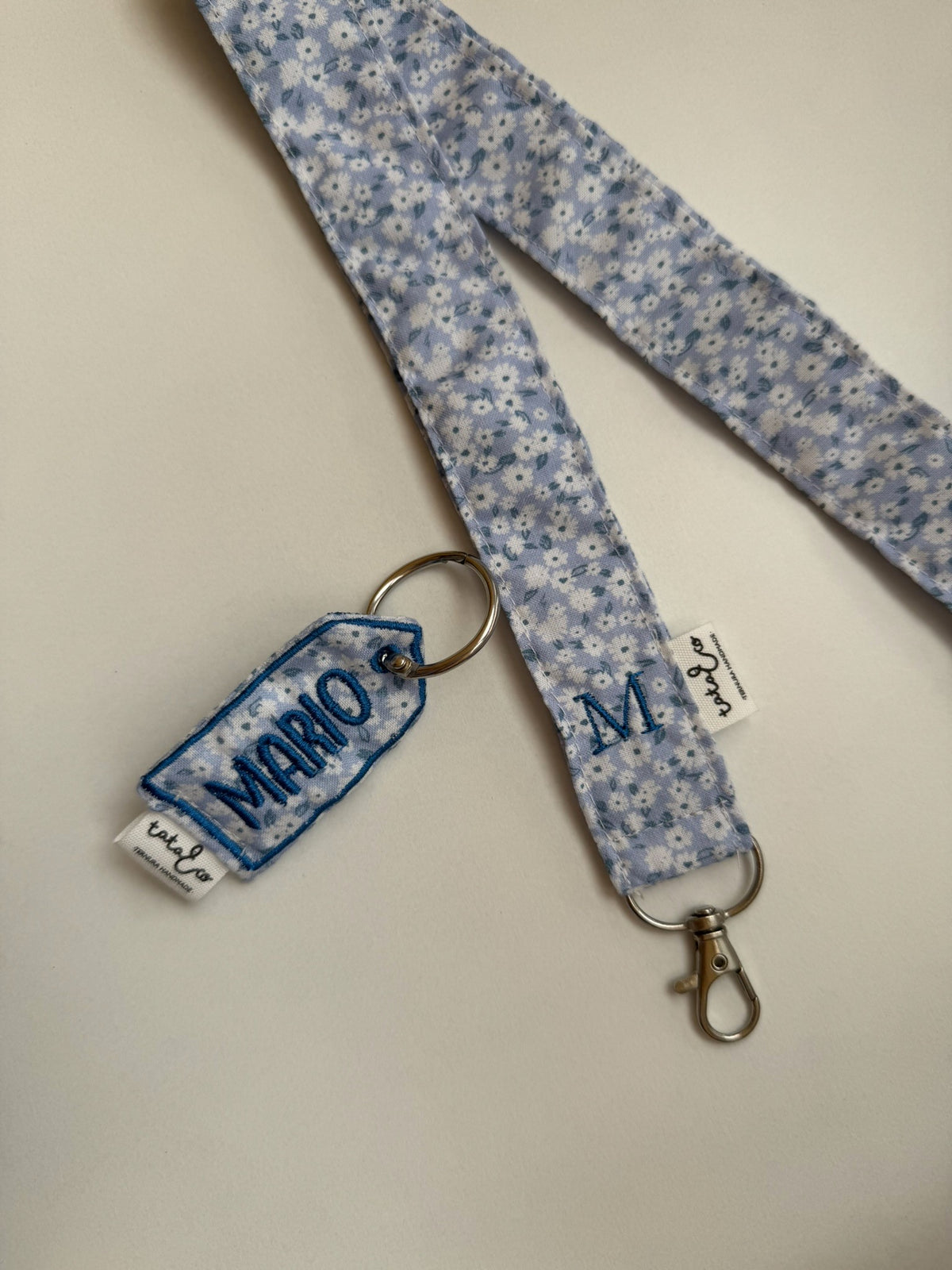 Lanyard con inicial bordada