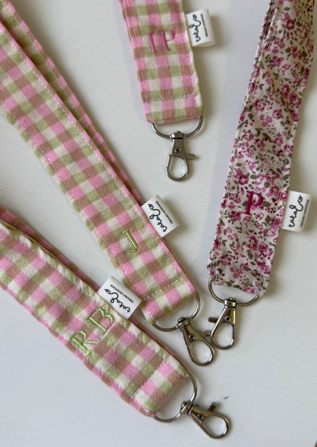 Lanyard con inicial bordada