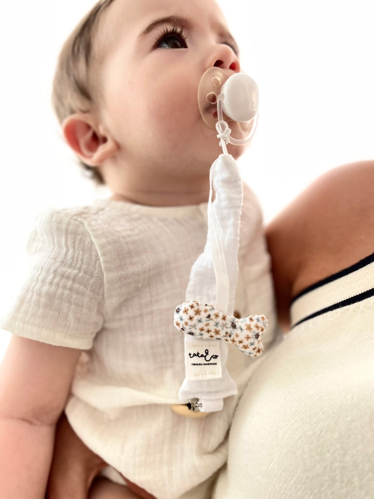 Chupetero con pececito colgante