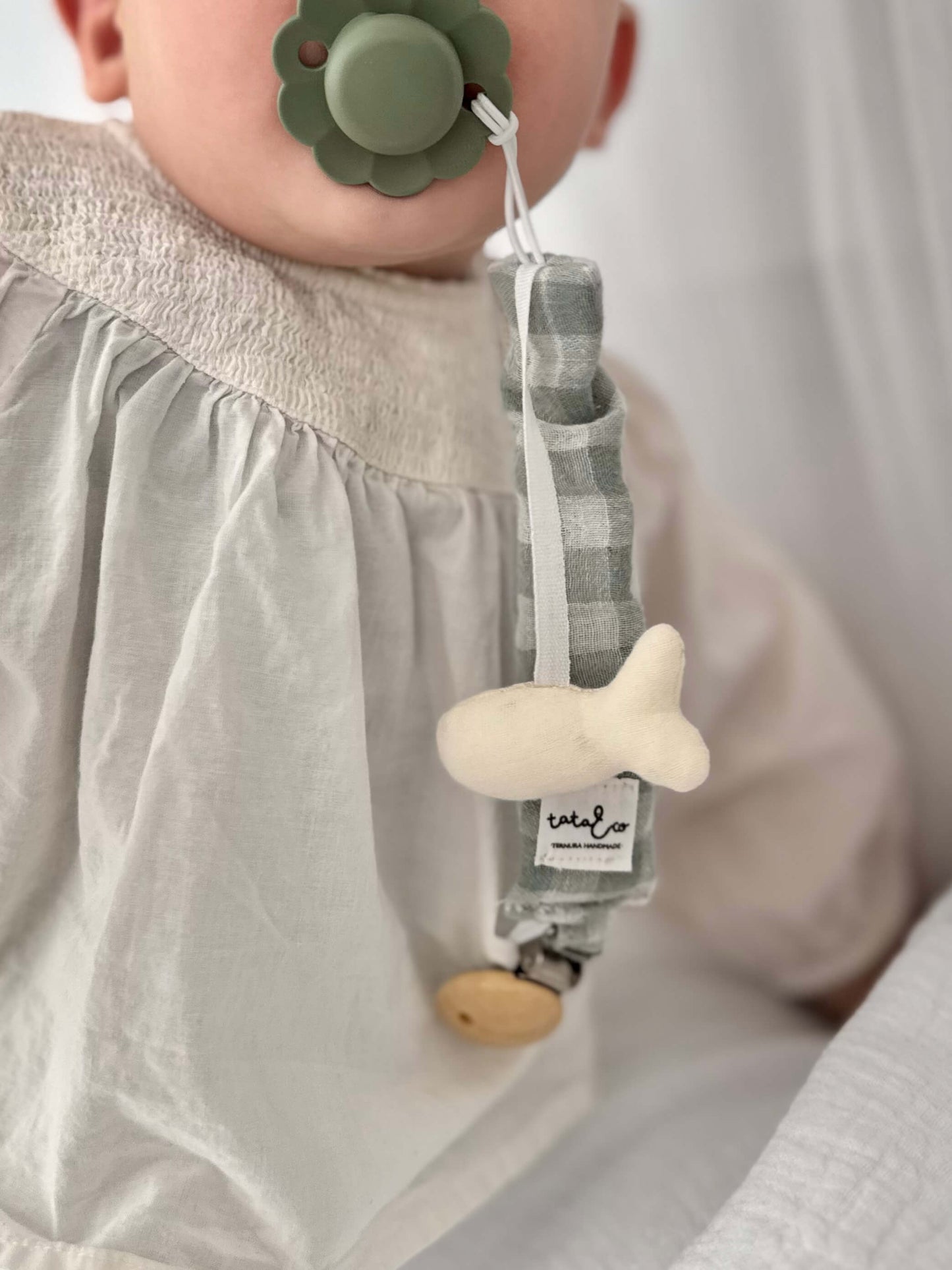 Chupetero con pececito - Verde y beige